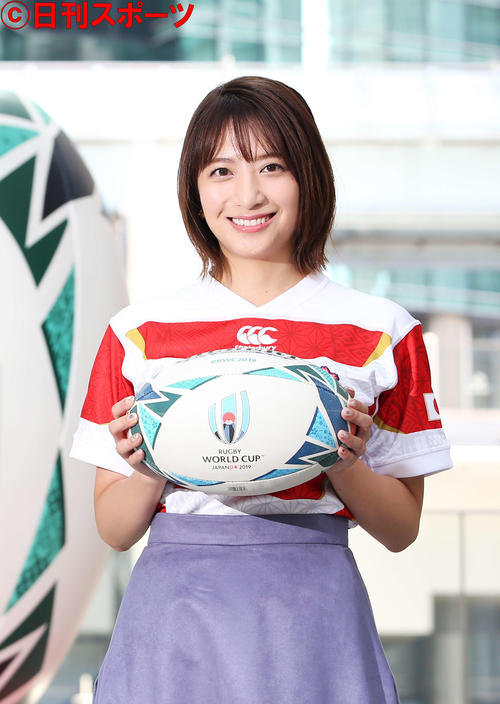 ラグビーワールドカップ2019日本大会モデルのボールを手に笑顔を見せる日本テレビ笹崎里菜アナウンサー
