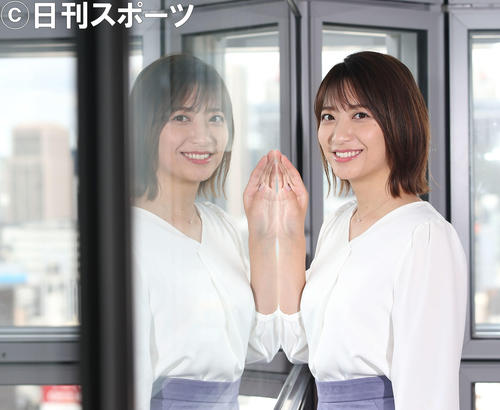 笑顔でポーズを決める日本テレビ笹崎里菜アナウンサー（撮影・河田真司）