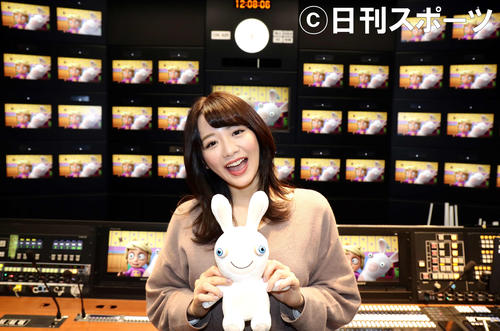 アニメのアフレコに挑戦したテレビ東京の森香澄アナウンサーは、ラビッツを手に笑顔を見せる（撮影・浅見桂子）