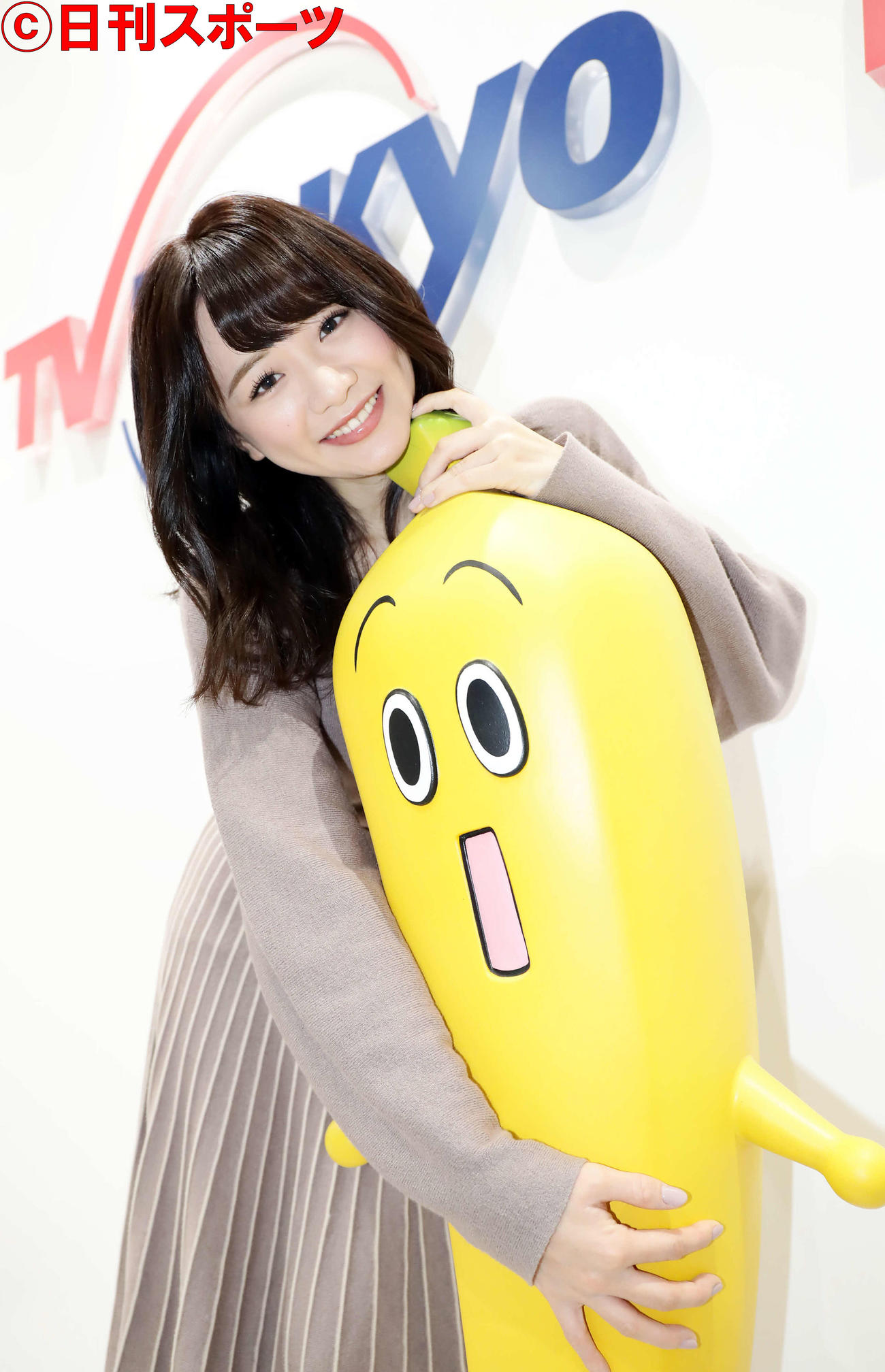 局のキャラクター「ナナナ」を抱き寄せ笑顔を見せるテレビ東京の森香澄アナウンサー（撮影・浅見桂子）
