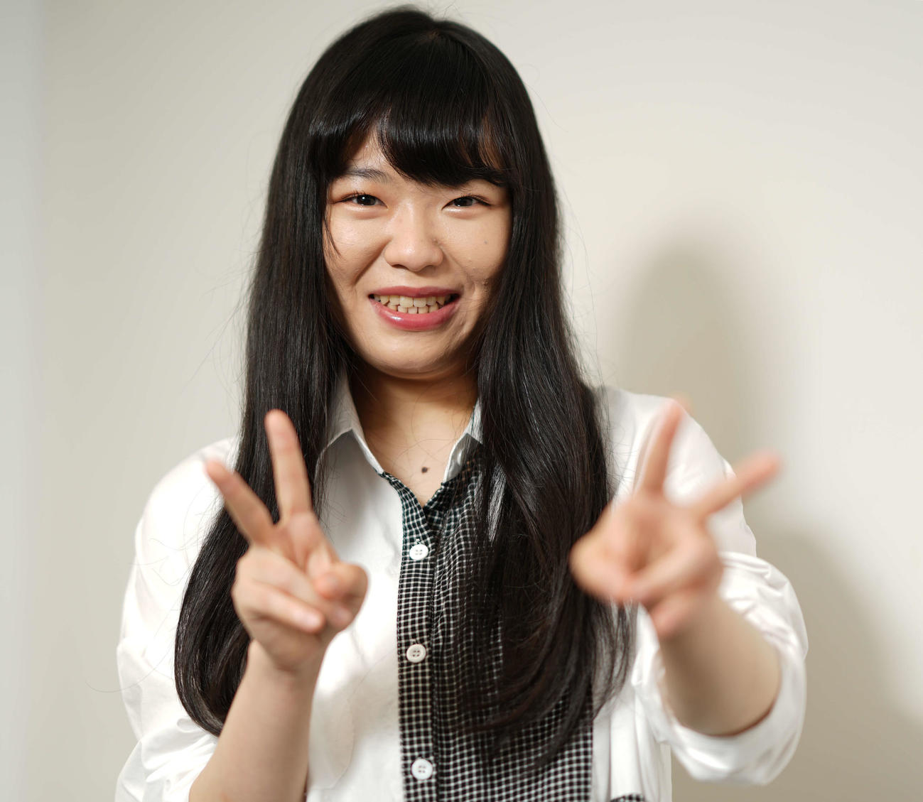 笑顔でピースするにゃんぞぬデシ（2021年5月撮影）