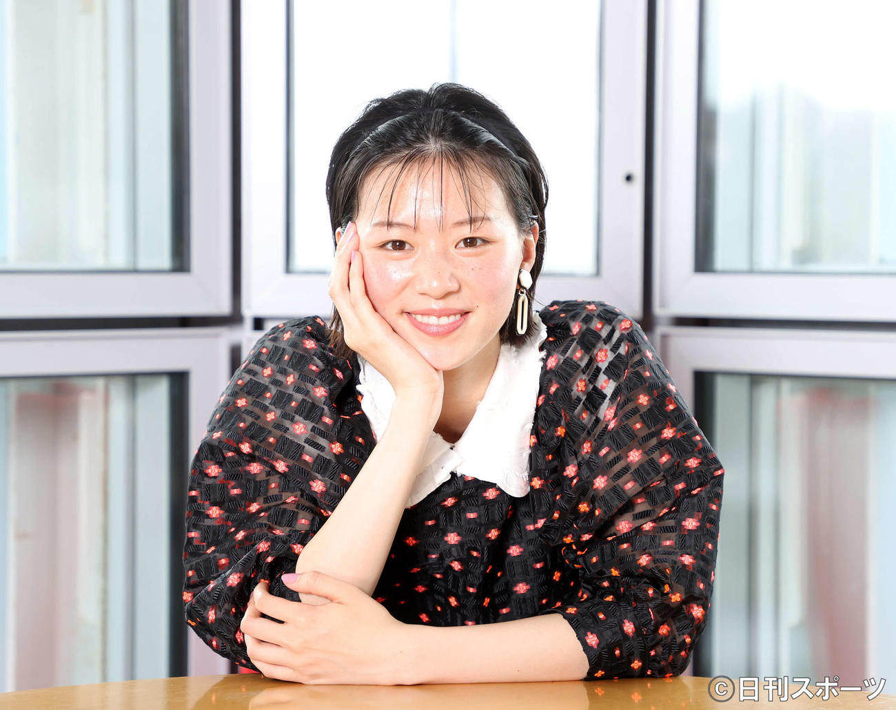 優しい笑顔を見せる片山友希（撮影・鈴木正人）
