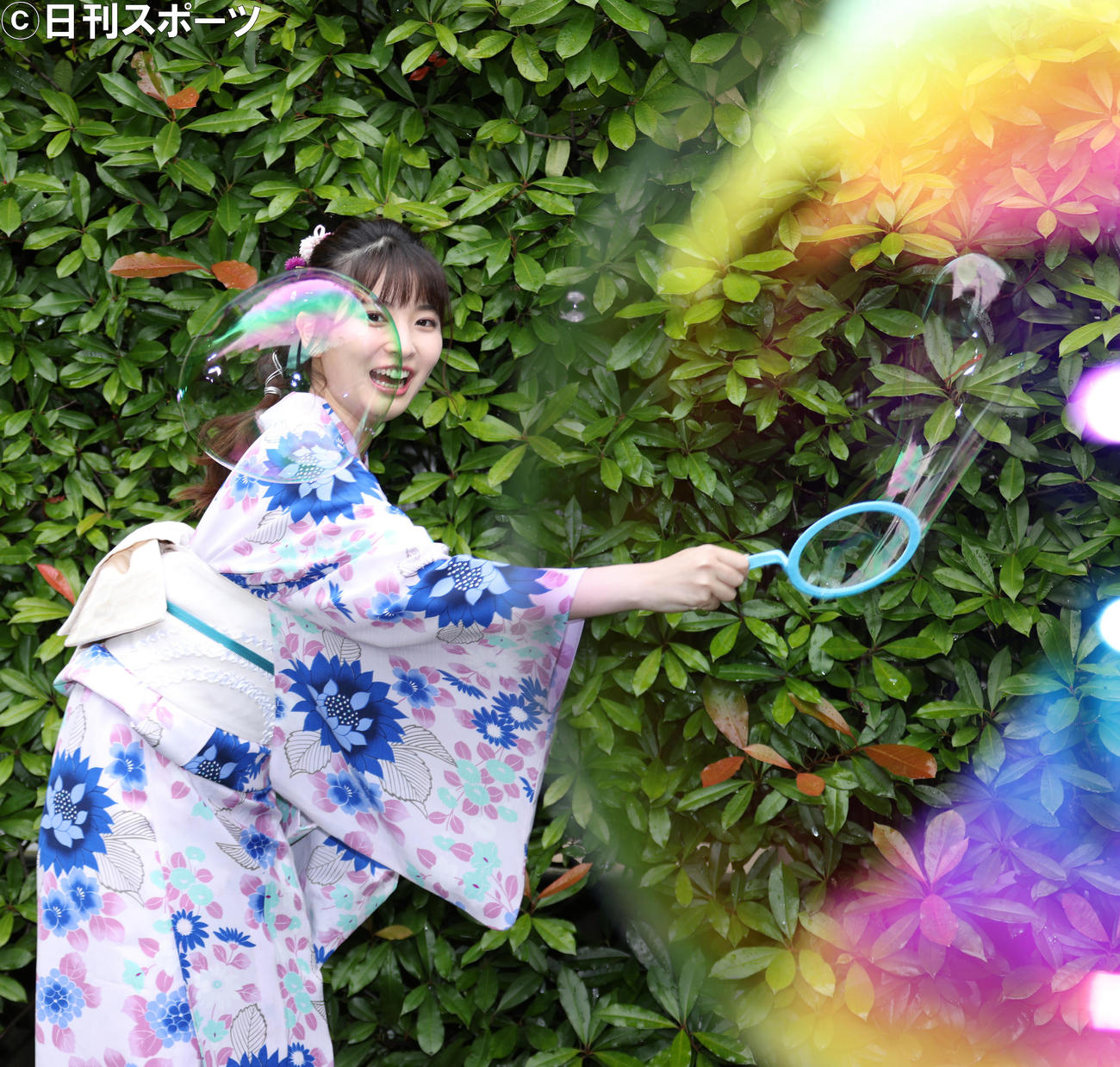 浴衣姿でシャボン玉を作る木下彩音（撮影・中島郁夫）