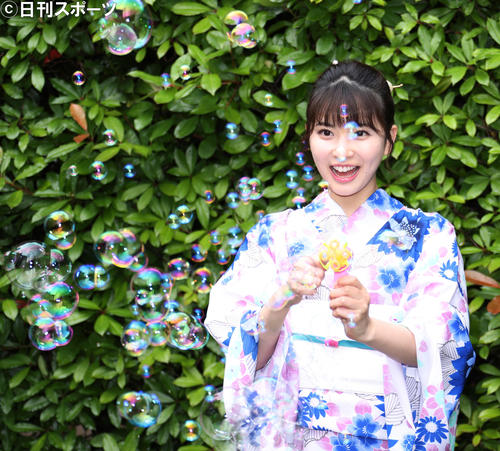 浴衣姿でシャボン玉を作る木下彩音（撮影・中島郁夫）