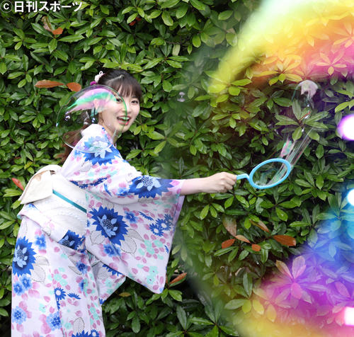 浴衣姿でシャボン玉を作る木下彩音（撮影・中島郁夫）