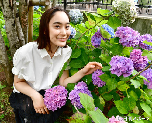 あじさいの横でポーズする吉田美佳子