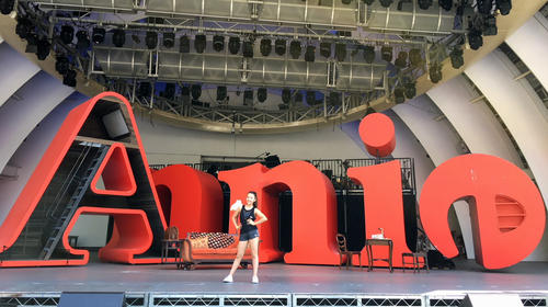 ミュージカル「アニー」の舞台上でポーズを取るリンズ乃愛さん（本人提供）