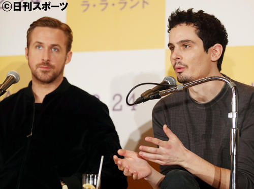 デイミアン・チャゼル監督（右）とライアン・ゴズリング（2017年1月撮影）