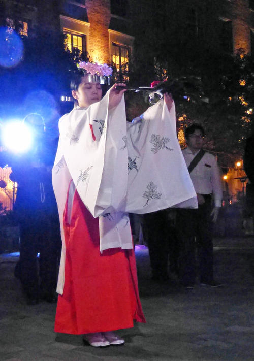 舞を披露した巫女の安西さん