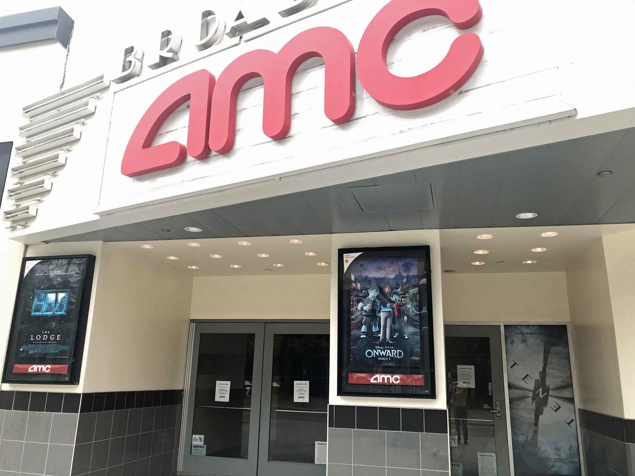 閉鎖中のサンタモニカのAMCには「TENET テネット」のポスターも（右奥）