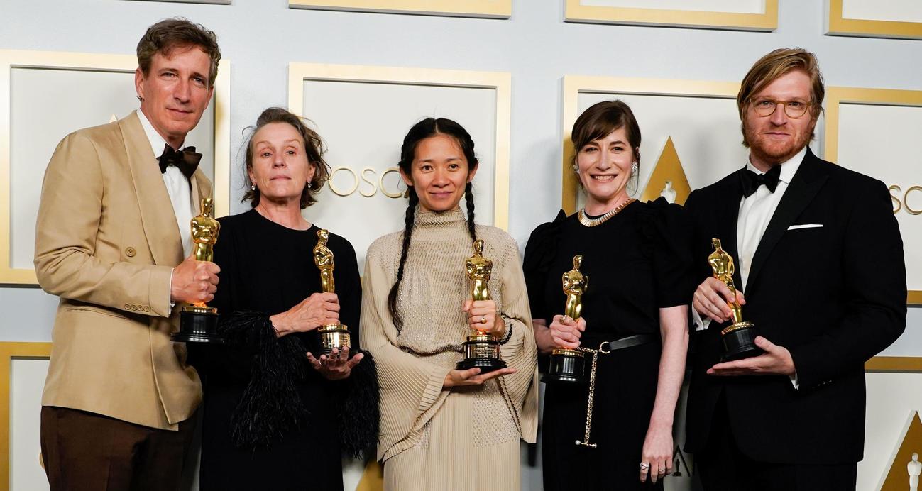 作品賞と監督賞を受賞した「ノマドランド」のクロエ・ジャオ監督（中央）ら（ロイター）