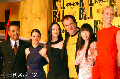 03年10月、映画「キル・ビル」の会見を行うクエンティン・タランティーノ監督（左から4人目）と千葉真一（左端）ら出演者