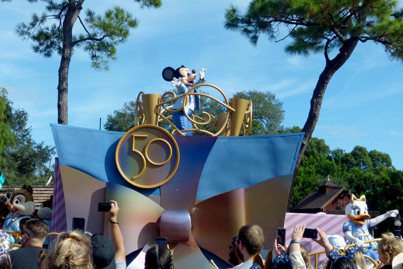 フロートの上から手を振るミッキー