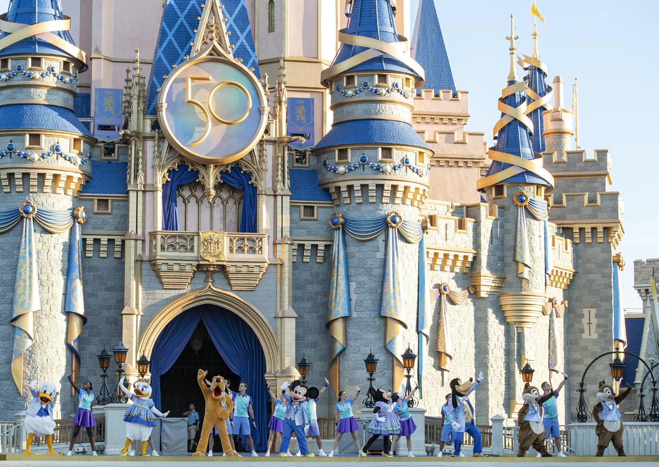 新コスチュームに身を包むディズニーキャラクターたち（C）Disney