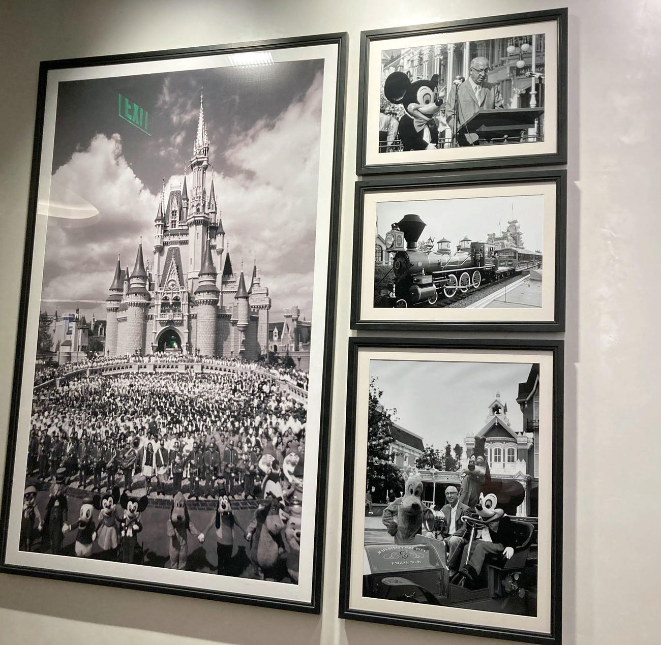 コンテンポラリー・リゾートのレストランには50年の歴史を振り返る写真も