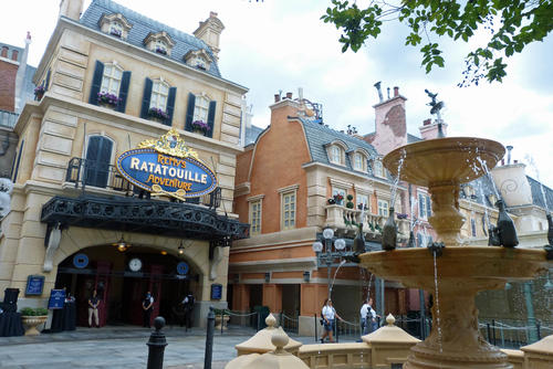 パリの街が再現されたフランス館