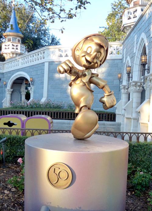 黄金に輝くキャラクターの像