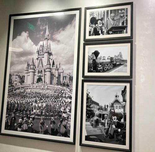 コンテンポラリー・リゾートのレストランには50年の歴史を振り返る写真も