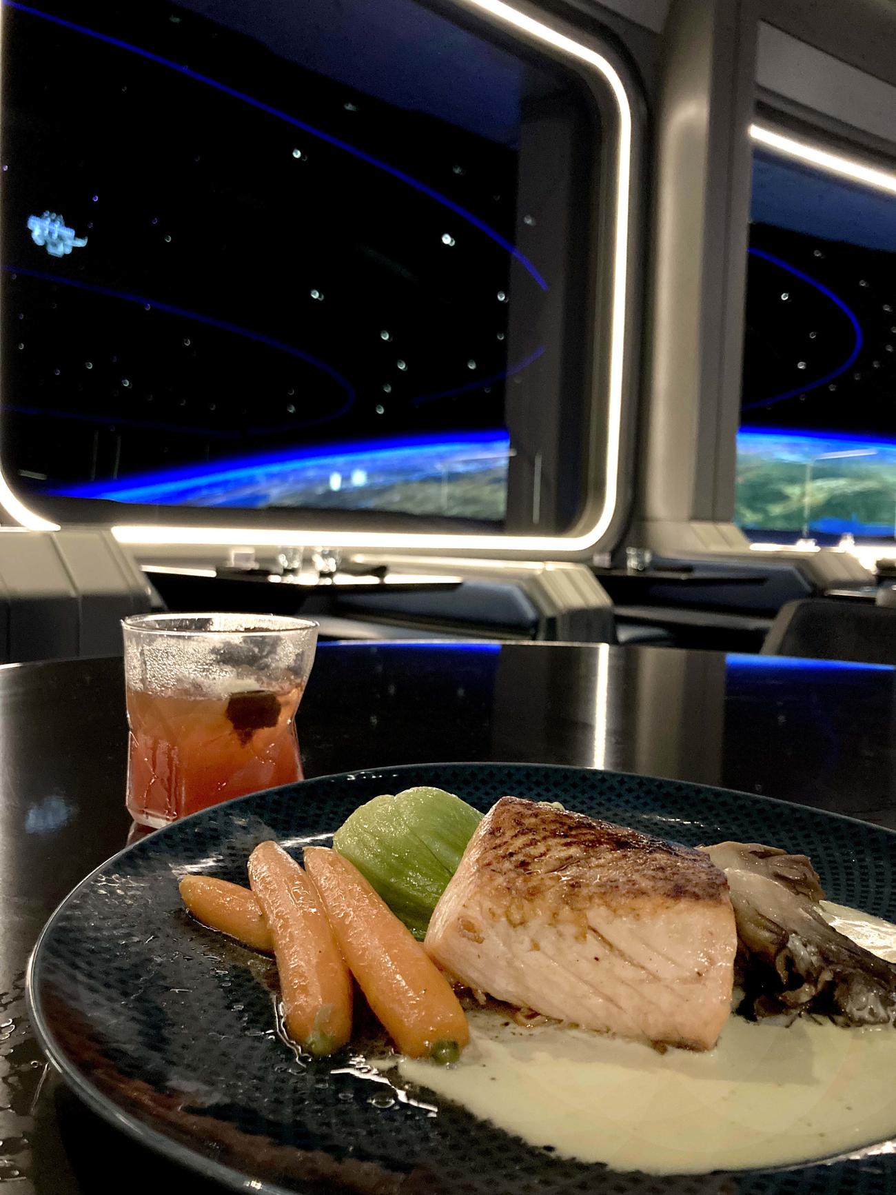 窓の外に宇宙空間を眺めながら食事がいただけます