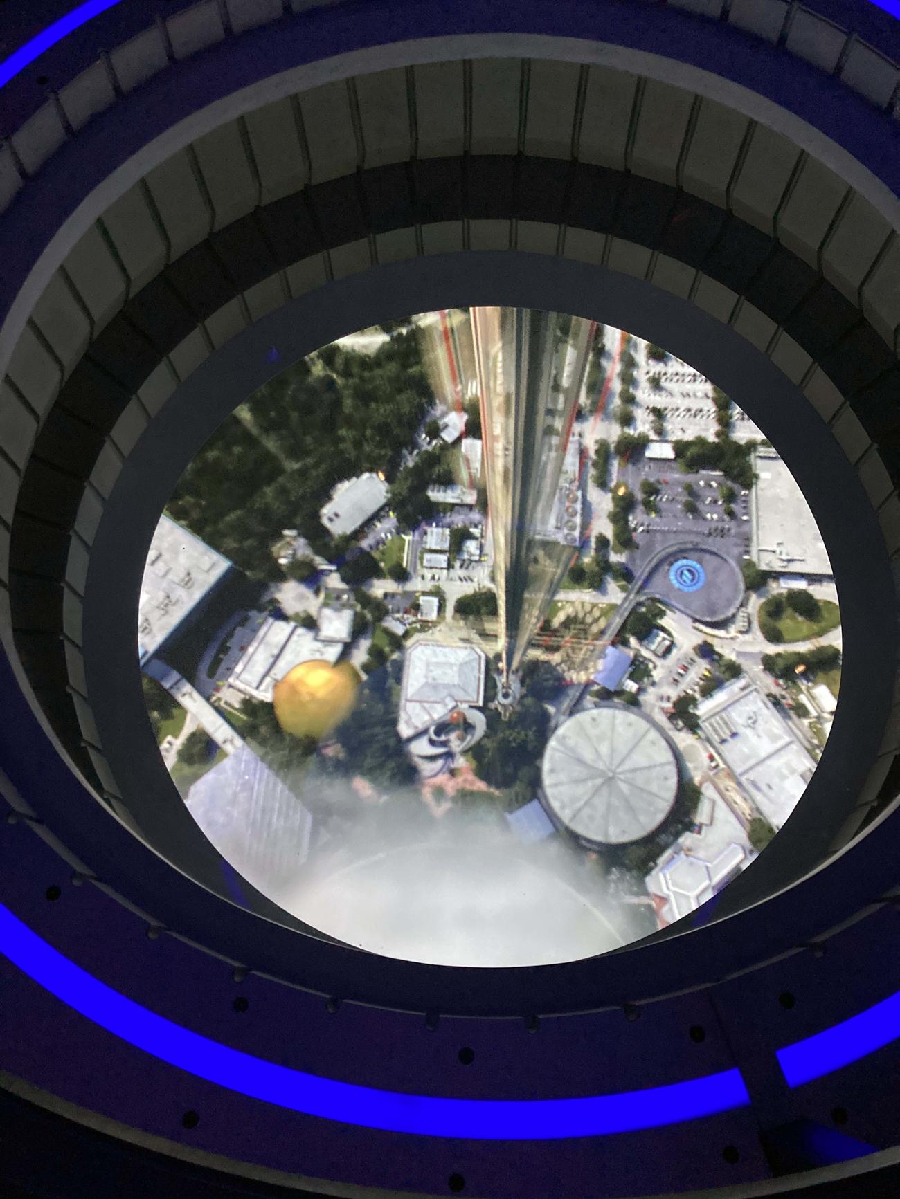 スペース・エレベーターから見る眼下の景色。エプコットがどんどん小さくなっていきます