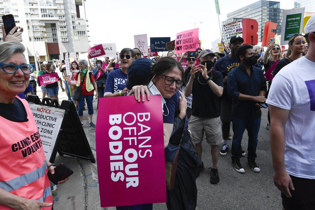 中絶する女性の権利を覆す可能性のある最高裁判決が予想され、デモが行われている （22年5月14日、シカゴ）(AP)