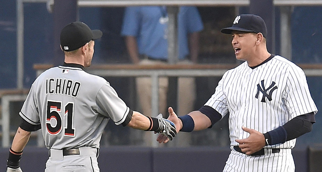 イチローと握手するヤンキースのA・ロドリゲス（15年6月撮影）