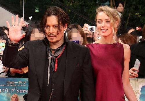 ジョニー・デップ(左)と元妻アンバー・ハード(2015年1月撮影)