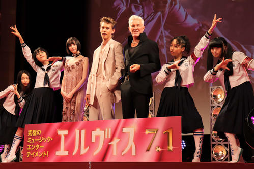 22年6月、映画「エルヴィス」来日記念ワールドツアーフィナーレイベントに登壇したオースティン・バドラー（中央）とバズ・ラーマン監督（同右）