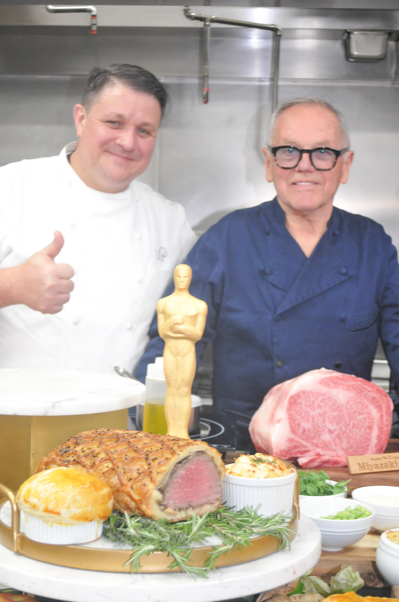 宮崎牛を前に笑顔で取材に応じる“アカデミー公式シェフ”ウルフギャング・パック氏（右）
