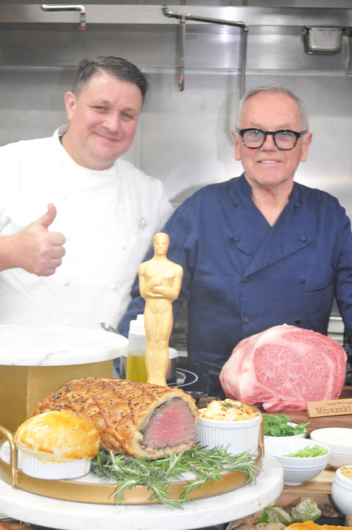 宮崎牛を前に笑顔で取材に応じる“アカデミー公式シェフ”ウルフギャング・パック氏(右)