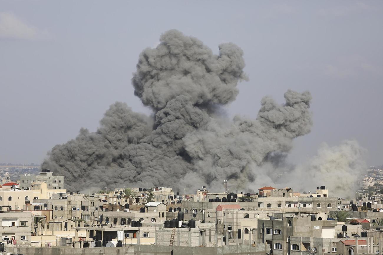イスラエル軍の空爆を受け、パレスチナ自治区ガザ南部ラファから上がる煙（AP＝共同）