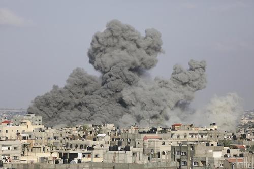 イスラエル軍の空爆を受け、パレスチナ自治区ガザ南部ラファから上がる煙（AP＝共同）