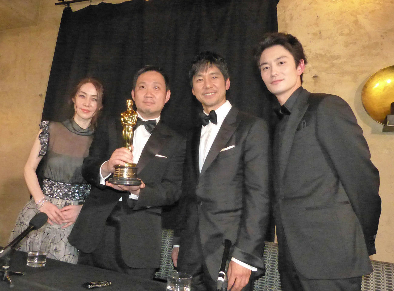 アカデミー賞授賞式後に取材に応じた、左から霧島れいか、濱口竜介監督、西島秀俊、岡田将生（2022年3月撮影）