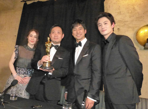 アカデミー賞授賞式後に取材に応じた、左から霧島れいか、濱口竜介監督、西島秀俊、岡田将生（2022年3月撮影）