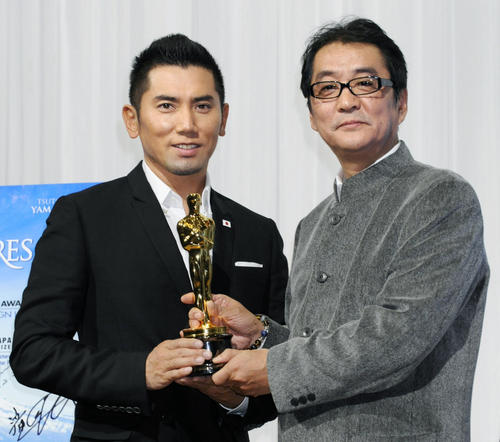 オスカー像を手に記念写真に納まる「おくりびと」主演俳優の本木雅弘（左）と滝田洋二郎監督（2009年2月撮影）