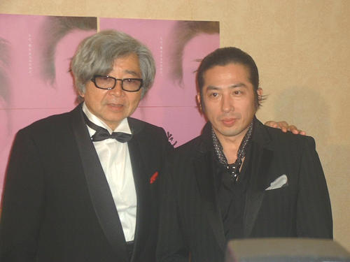 アカデミー賞授賞式後に会見を行った山田洋次監督（左）と真田広之（2004年3月撮影）