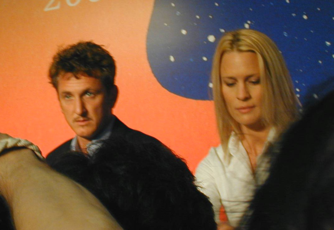 2001年、カンヌ映画祭で記者会見に出席したショーン・ペンとロビン・ライト夫妻