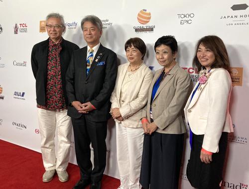 映画祭に出席した「カムイのうた」の菅原監督(左)と曽根健孝在ロサンゼルス日本国総領事(左から2番目)ら関係者