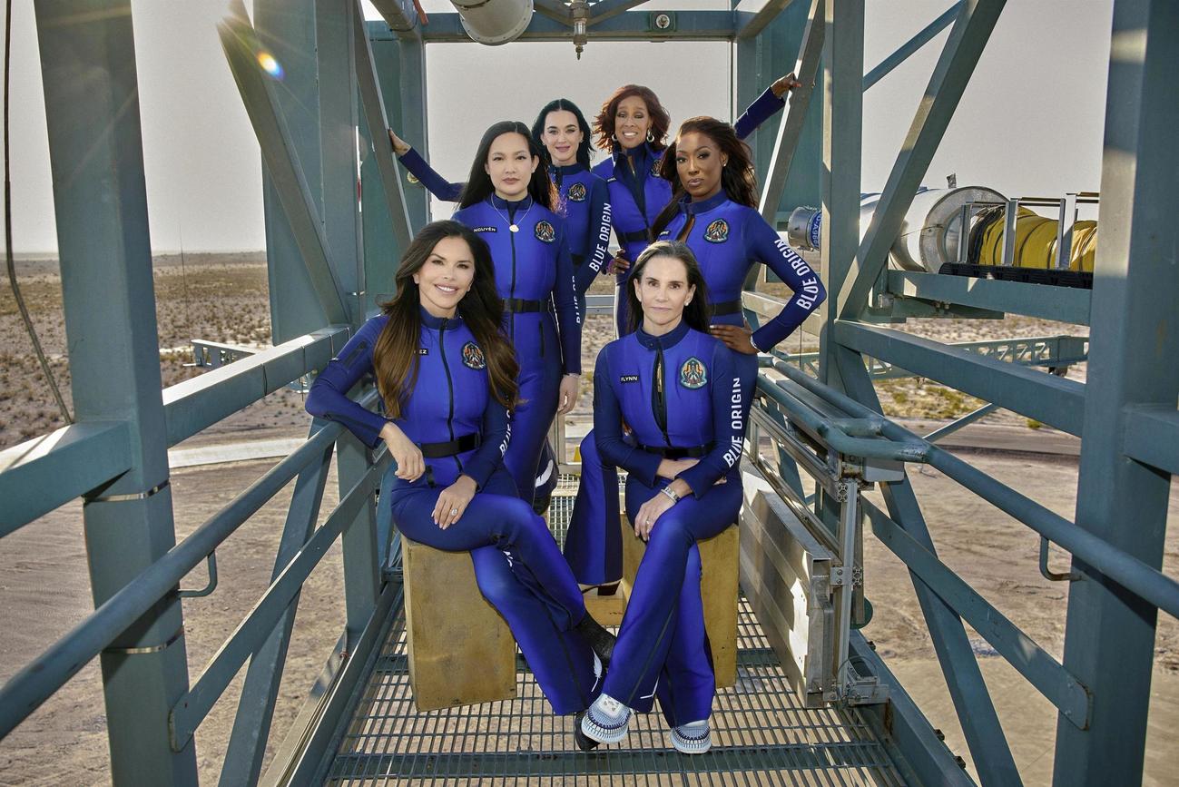米歌手ケイティ・ペリーさん（左から3人目）らブルーオリジンの宇宙船「ニューシェパード」に搭乗した6人＝米南部テキサス州（ブルーオリジン提供、AP＝共同）