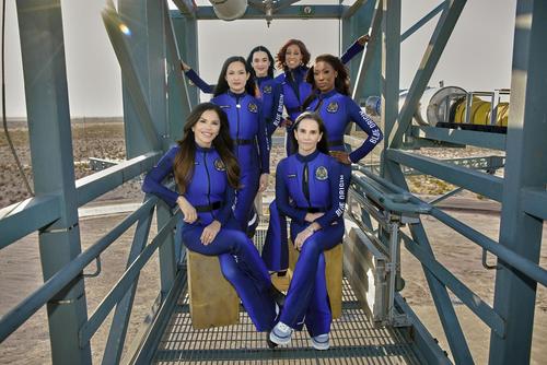 米歌手ケイティ・ペリーさん（左から3人目）らブルーオリジンの宇宙船「ニューシェパード」に搭乗した6人＝米南部テキサス州（ブルーオリジン提供、AP＝共同）