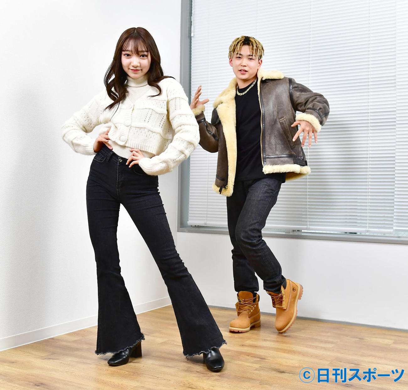 最年少Dリーガー対談に臨みポーズを決めるUSEN－NEXT I'moonのMaari（左）とSEGA SAMMY LUXのHINATA
