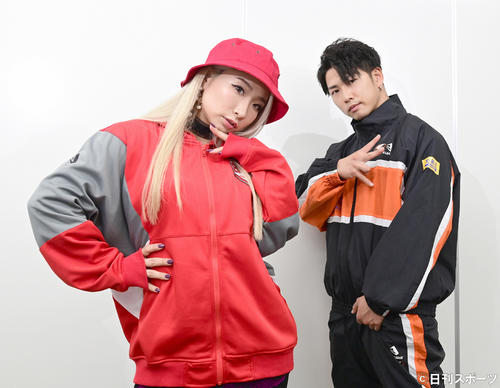 ポーズを決める「Benefit　one　MONOLIZ」のRiNnA（左）と「FULLCAST　RAISERZ」のBABY　TWIGGZ