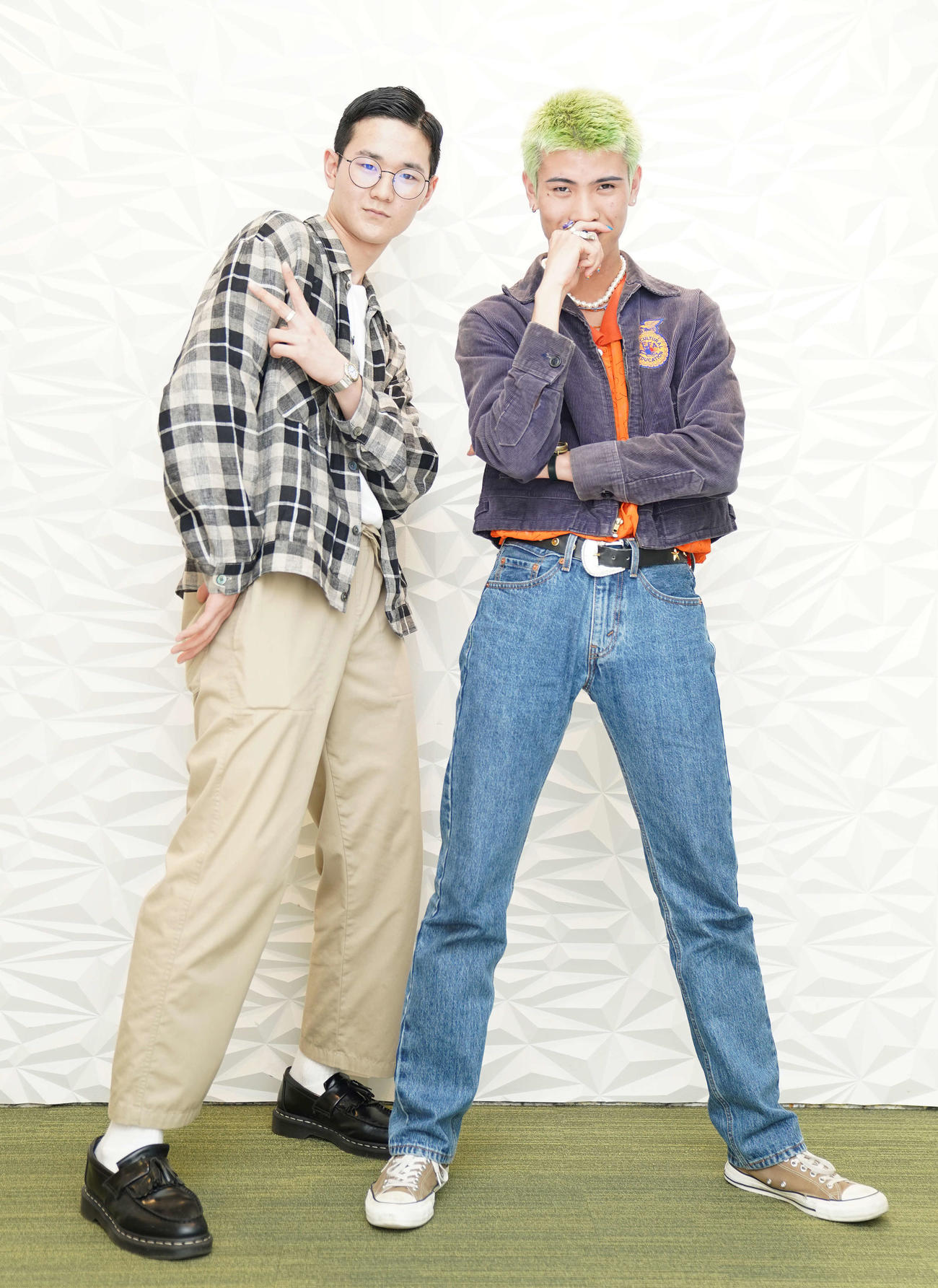 ポーズを決めるSEPTENI RAPTURESのYOUTEE（左）とavex ROYALBRATSのMacoto（撮影・鈴木みどり）