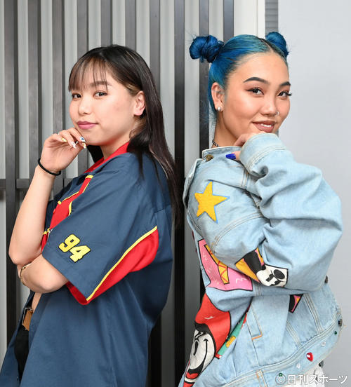 笑顔を見せるena（左）とAroha　Imai