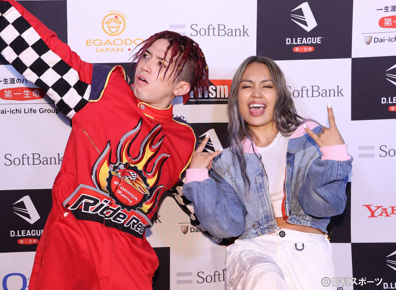 avex ROYALBRATSのKAITA（左）とRIEHATA（撮影・鈴木正人）
