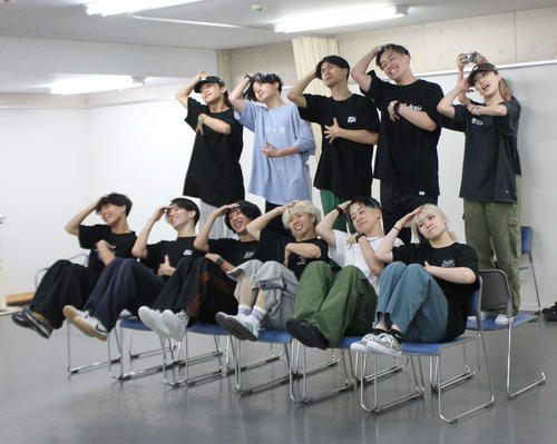 ライブに向けたリハーサルに臨むavex　ROYALBRATS