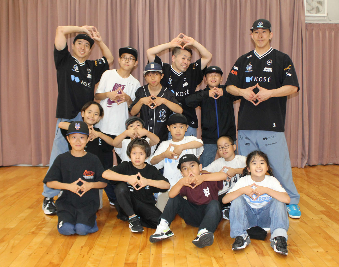 レッスンを終えた子どもたちと記念写真