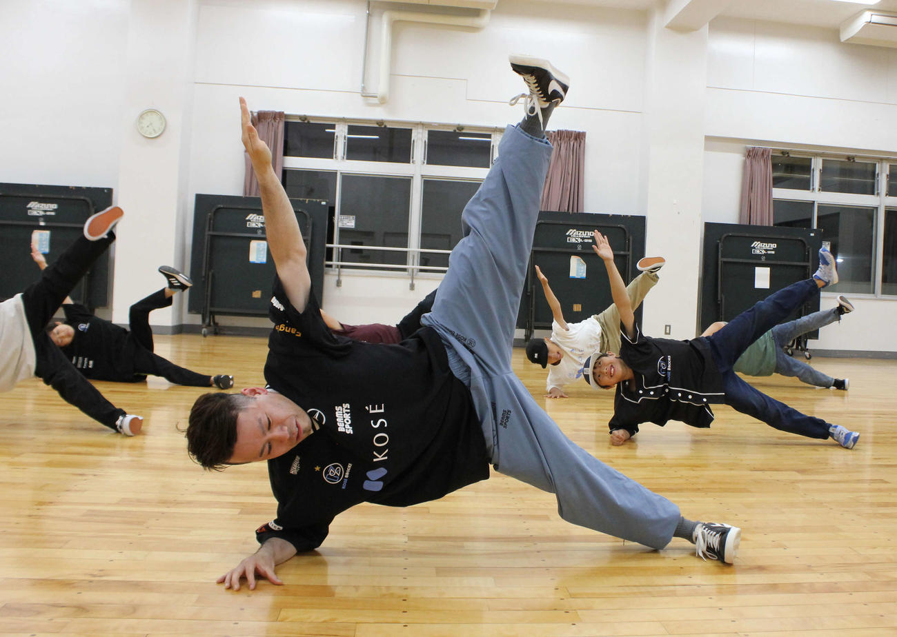 体幹を鍛える練習を指導するKaku