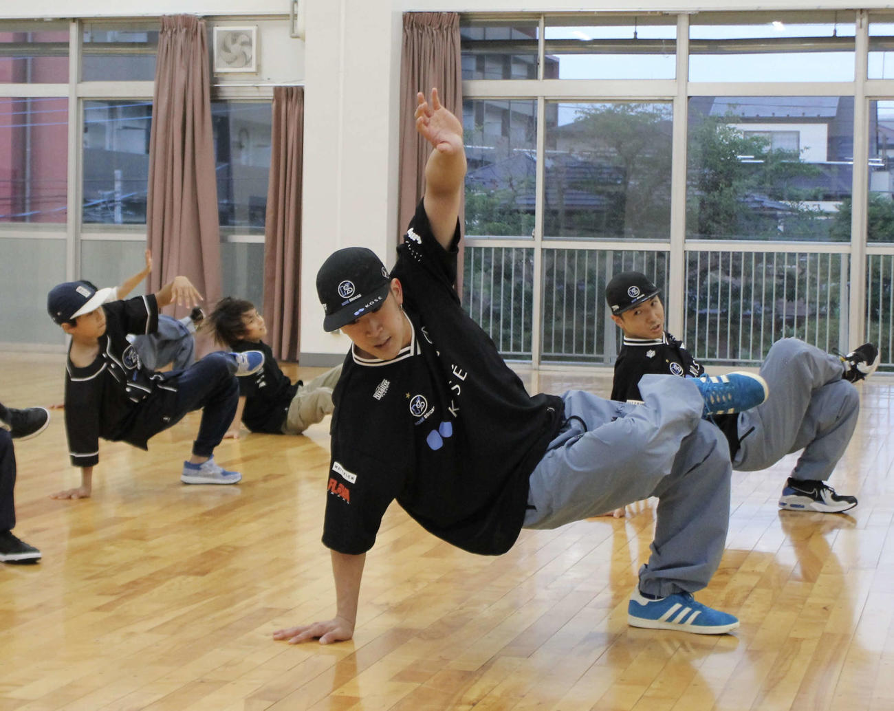 子どもたちを指導するTETSU（中央）