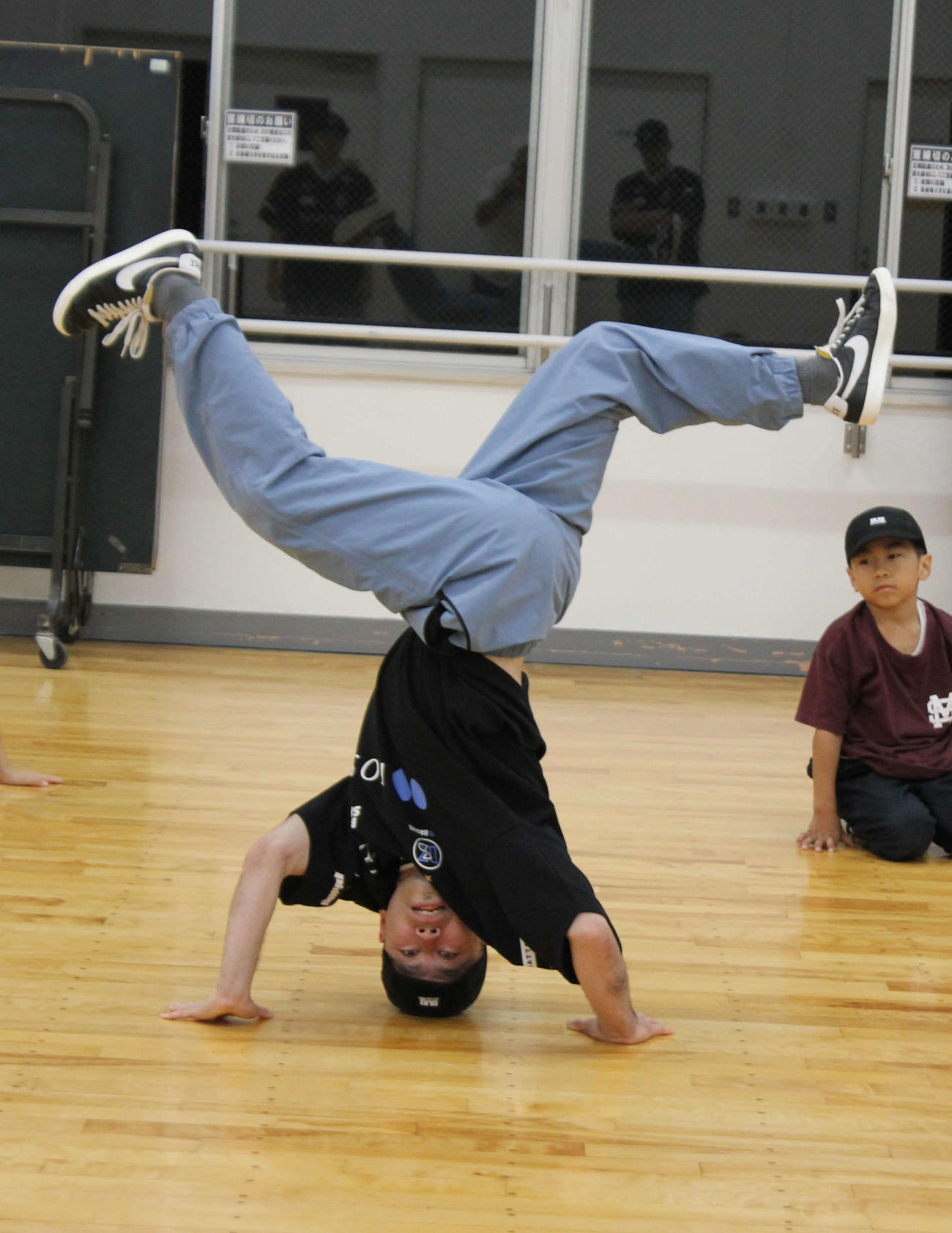 ヘッドスピンの基本を指導するKaku